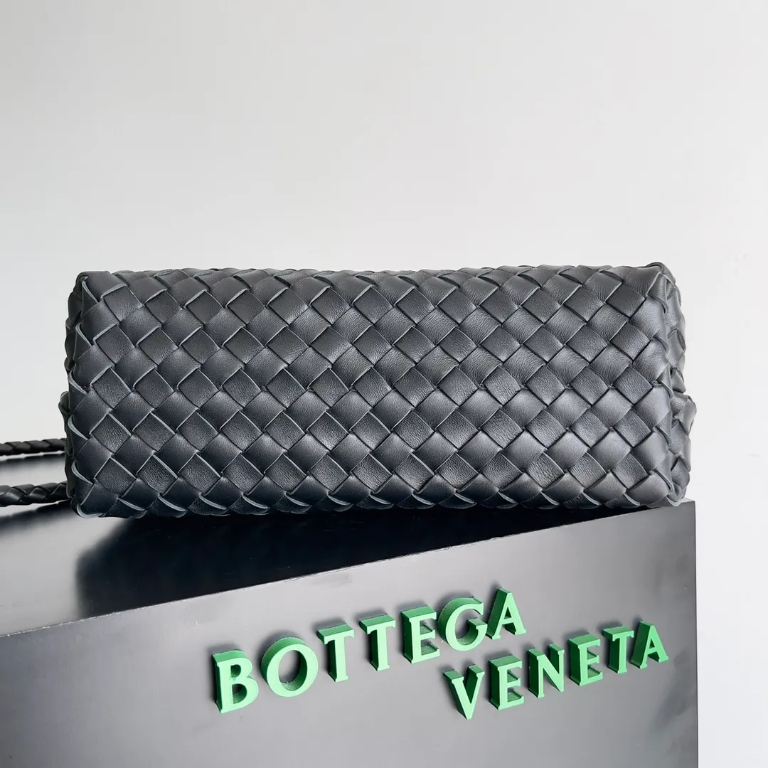 The 2023 new Andiamo batch of 2260 BV has been shipped‼ ️Really popular🔥The new Andiamo woven handbag launched by Bottega Veneta this season is really popular all over the world! ! Celebrities at home and abroad have worn it, and Oscar-winning actress Michelle Yeoh has taken it out on the street. Song Jia, Trai Yara, Yu Feihong, Sanji Ayaka, Rosie Hunting-Whiteley, Yoshioka Riho, etc. have all picked up this bag. It is classic and versatile, showing off its temperament, and the bag capacity is also large, which is very convenient for daily commuting! ! A variety of carrying methods, the shoulder straps can be adjusted by yourself, the original lambskin feels soft and delicate, and the unisex style breaks the gender boundaries and brings a more practical and long-lasting use experience. Andiamo, which has both elegant and casual styles, perfectly interprets the true appearance of "fashionable old money style". Style number: 743572 Size: 32*24*12